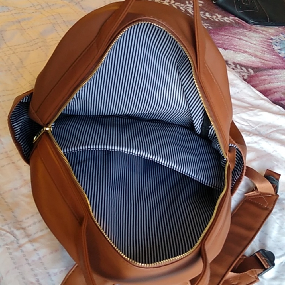 Backpack - Picture 4 of 6